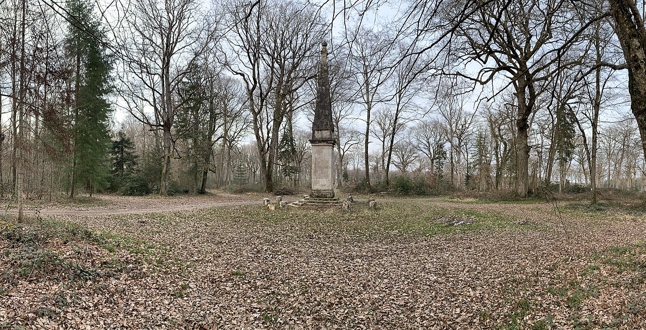 Obélisque à la croisée des chemins forestiers.